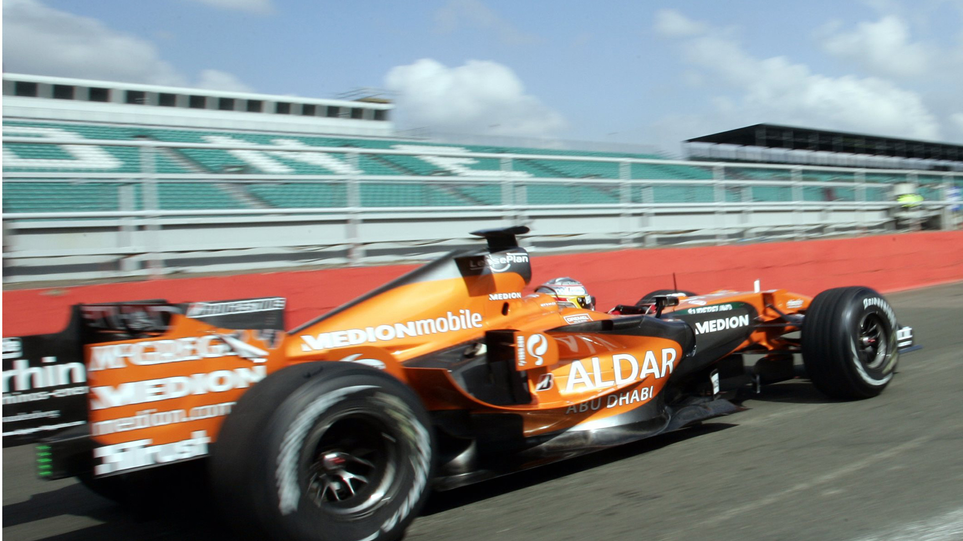Roldán Rodríguez driving the Spyker-Ferrari Formula 1 car at the 2007 Silverstone tests